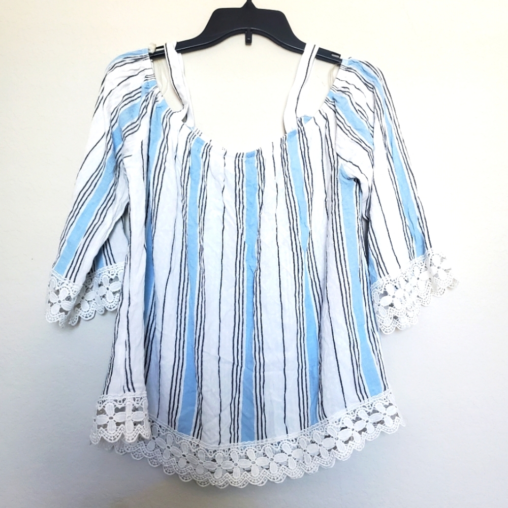 Cute blouse w/ lace - Picture 4 of 4
